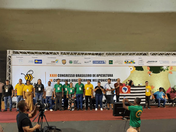 Produtor de mel do Ceará recebe prêmio nacional de apicultura