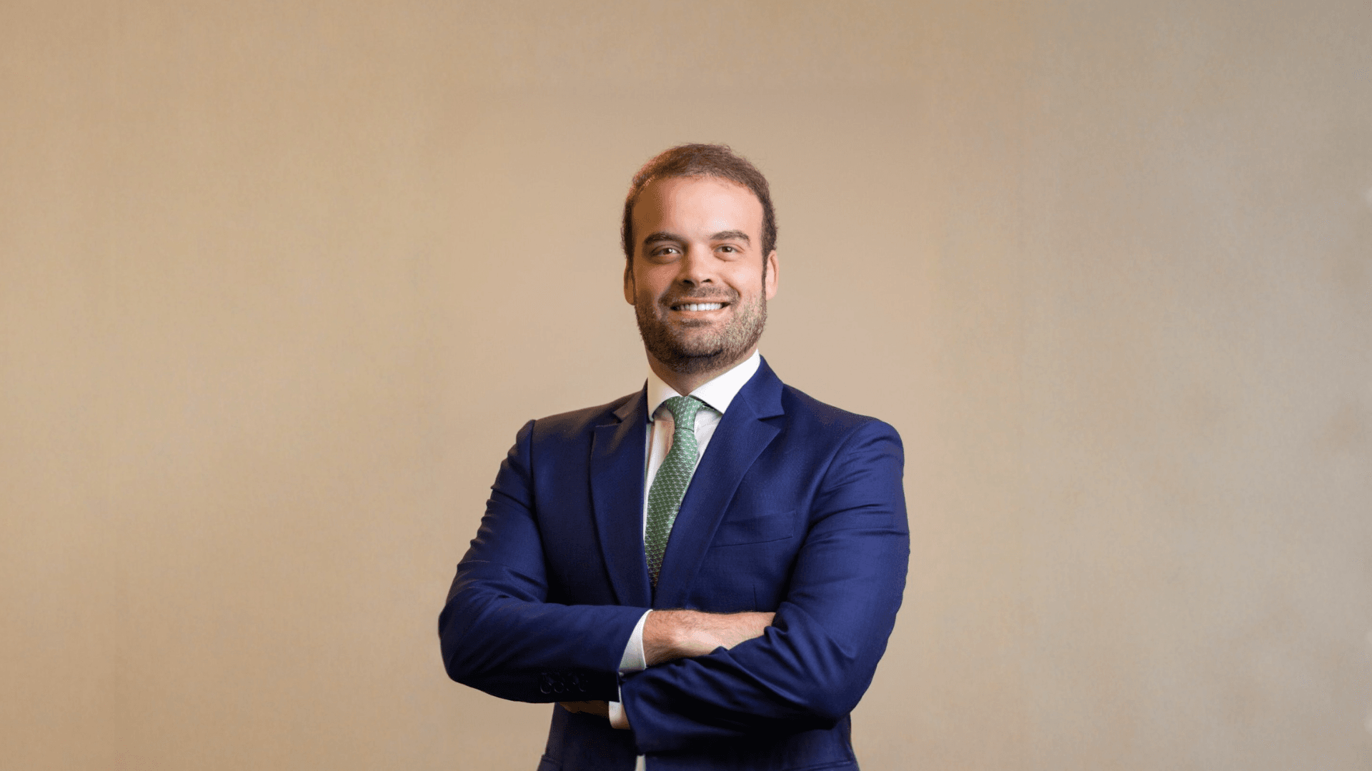 Produtor rural analisando documentação fundiária em propriedade rural