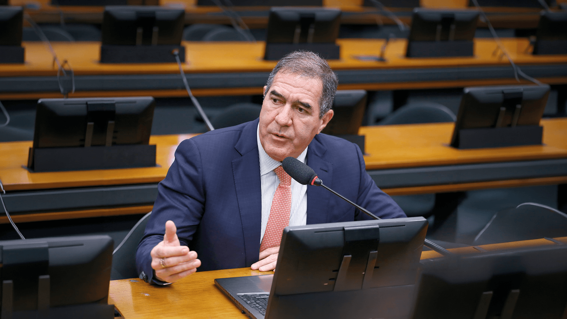 Deputado Luiz Gastão debate jornada 6x1 em reunião da ADECE em Fortaleza