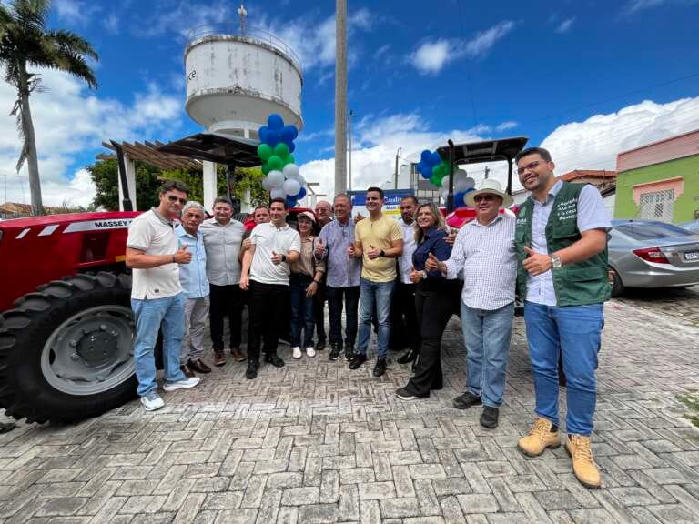 Produtores rurais recebem cisternas e Casa de Mel no Ceará
