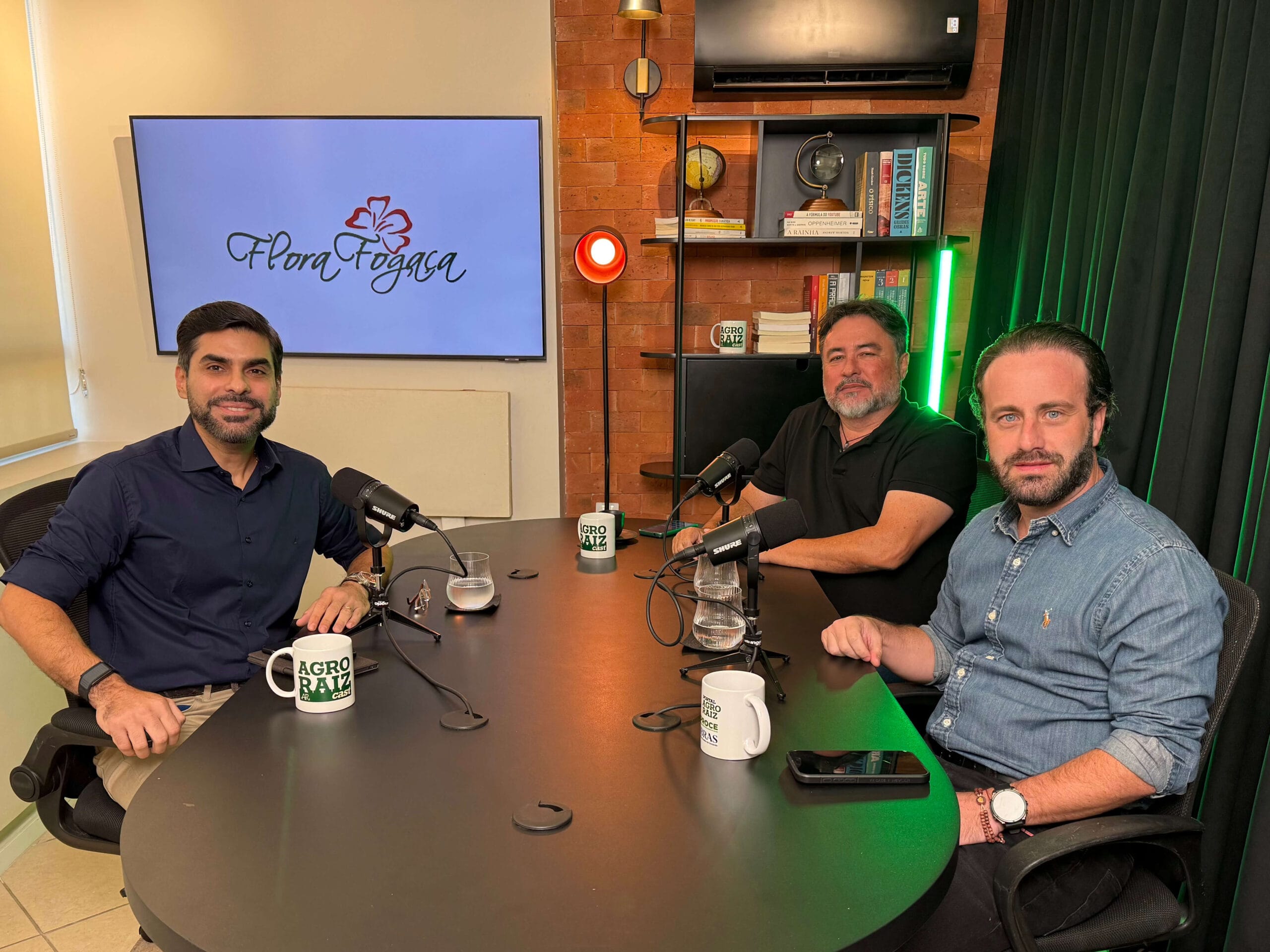 Deputado Queiroz Filho fala sobre pulverização por drone, vaquejada e o produtor rural esquecido do Ceará. Confira em breve no AgroRaiz Cast.