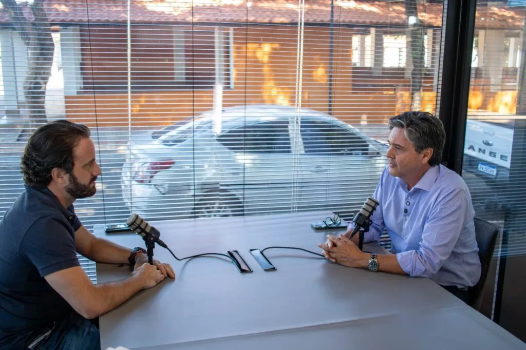 Diego Trindade entrevista Ademar Silva Júnior no podcast AgroRaiz Cast sobre cooperativismo no agronegócio