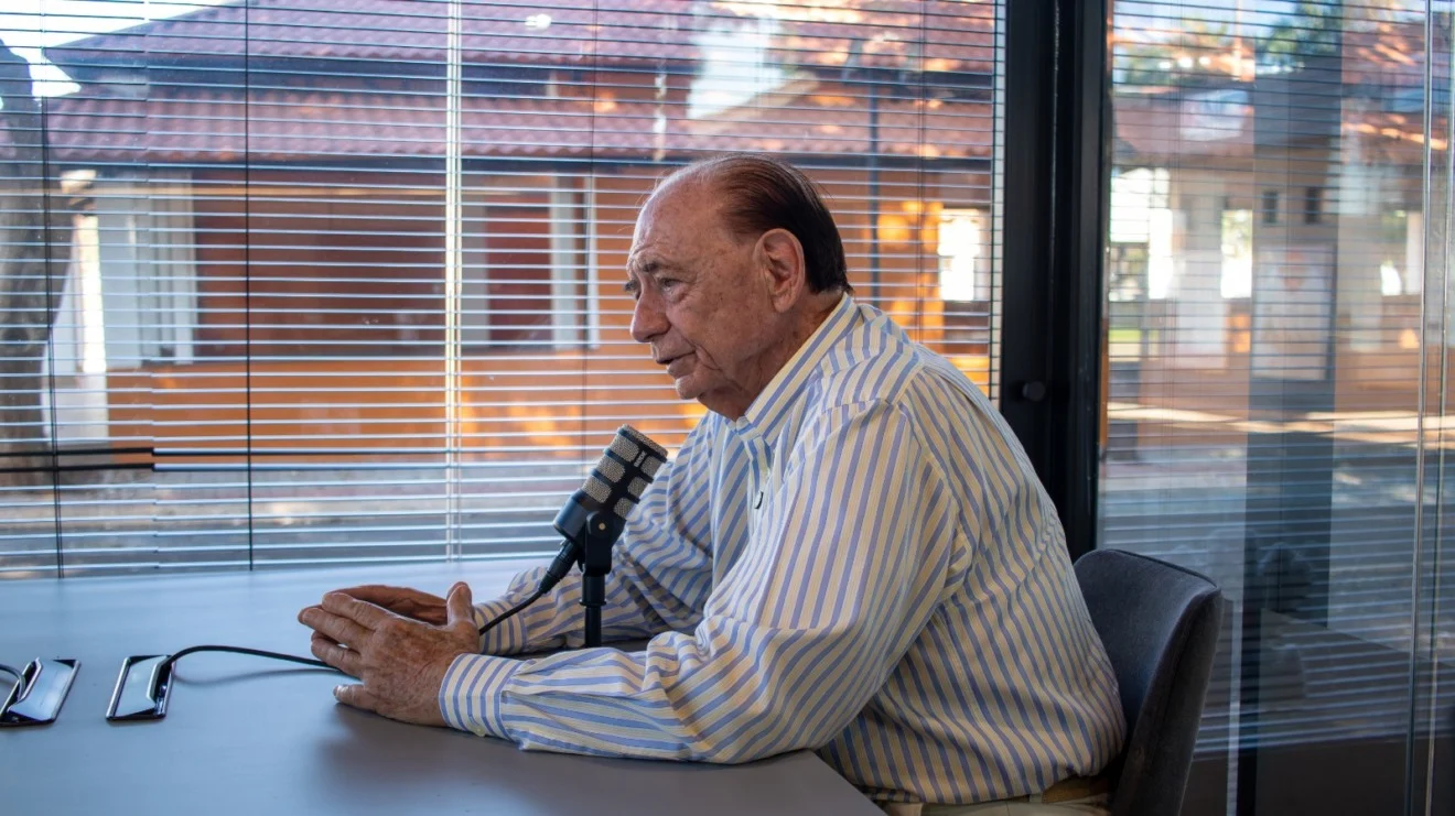 Entrevista em estúdio de podcast sobre criação de cavalos árabes e pecuária