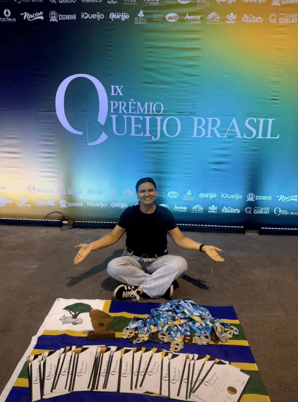 Medalhas e certificados conquistados no IX Prêmio Queijo Brasil, exibidos sobre bandeira do Ceará